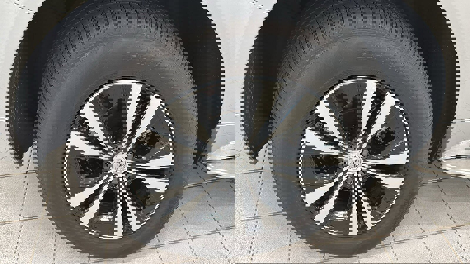 Used 2024 Volvo XC60 B5 Core image 32