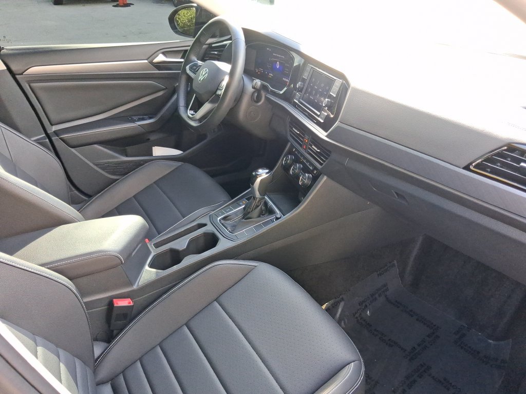 Certified 2024 Volkswagen Jetta SE w/ Panoramic Sunroof Package FWD image 28