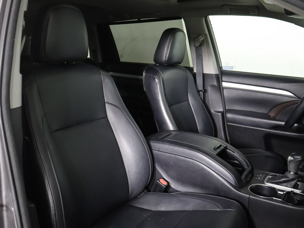 Used 2017 Toyota Highlander XLE w/ Carpet Mat Package AWD/4WD image 29