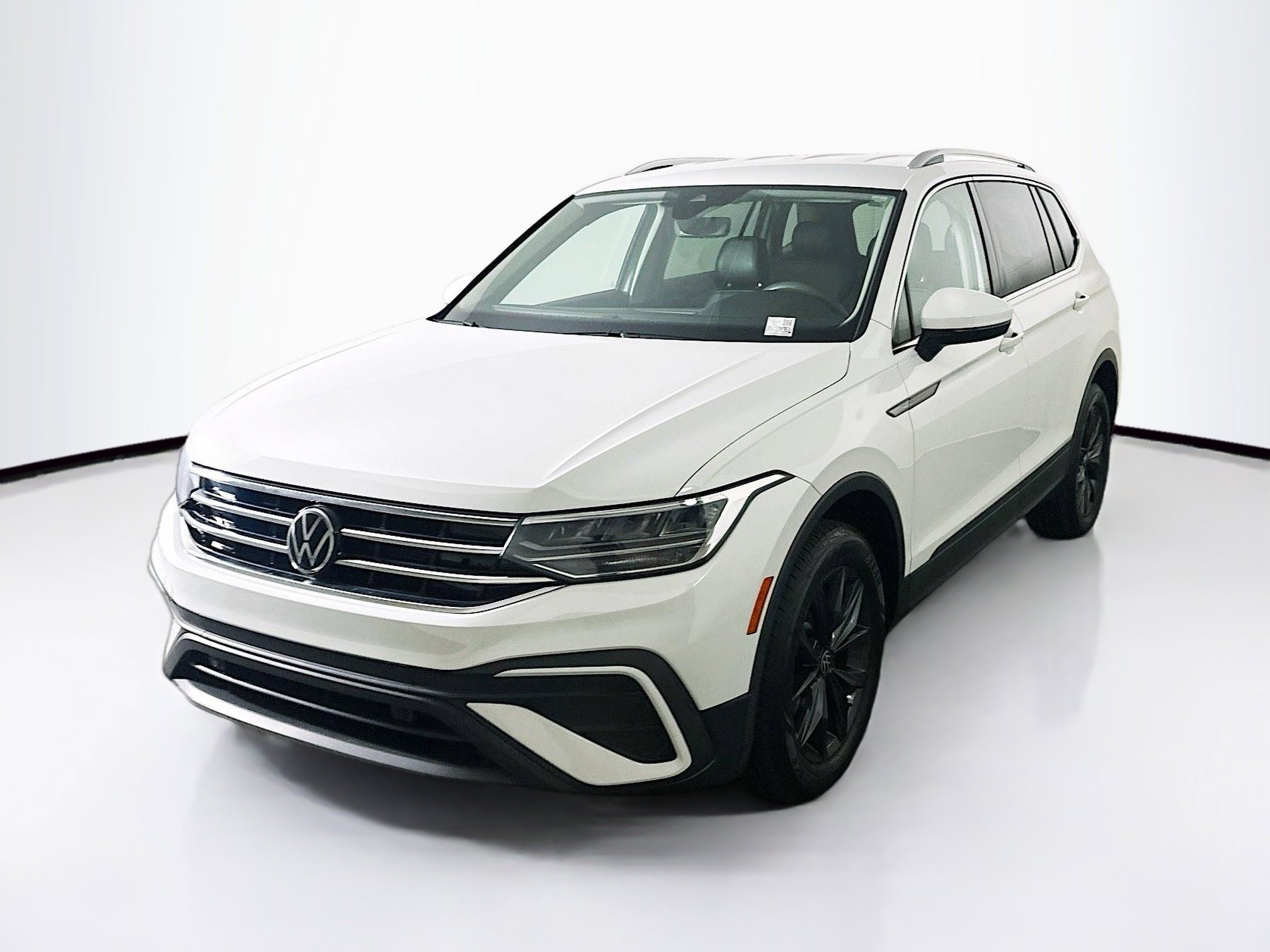 Used 2022 Volkswagen Tiguan SE image 3