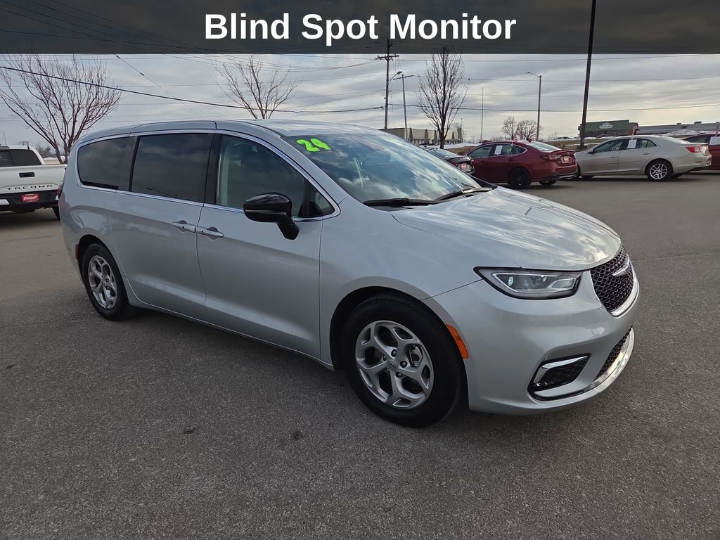 Used 2024 Chrysler Pacifica Limited image 9