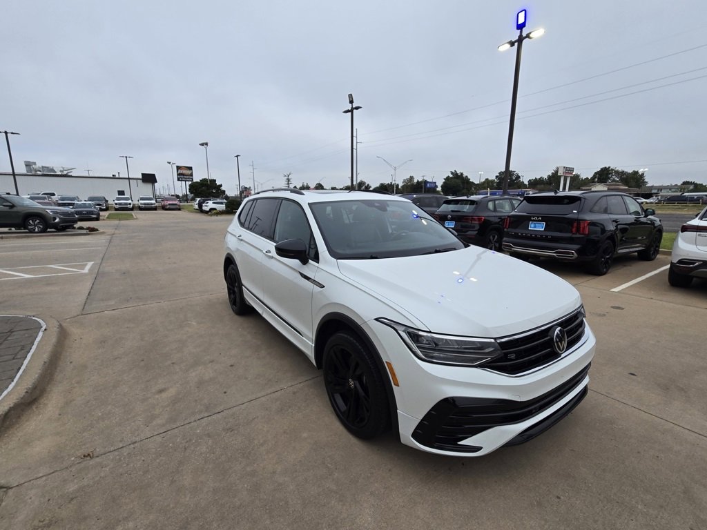 Used 2023 Volkswagen Tiguan SE R-Line image 4