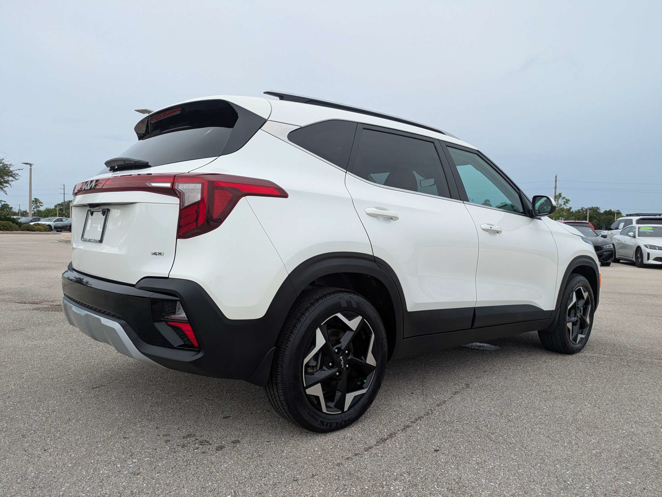 Certified 2025 Kia Seltos EX w/ EX Sunroof Package AWD/4WD image 4