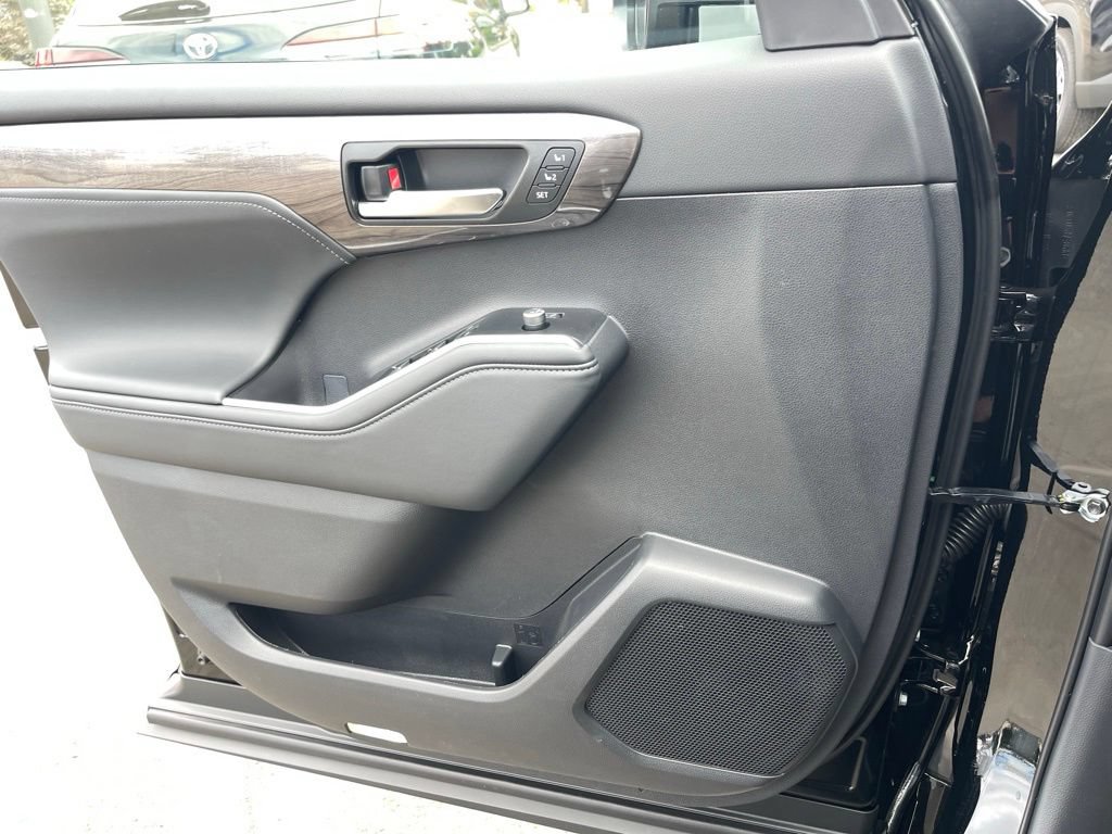 New 2026 Toyota Highlander Platinum AWD/4WD image 22