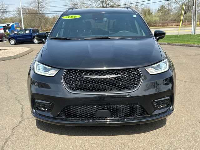Used 2025 Chrysler Pacifica Limited FWD image 6