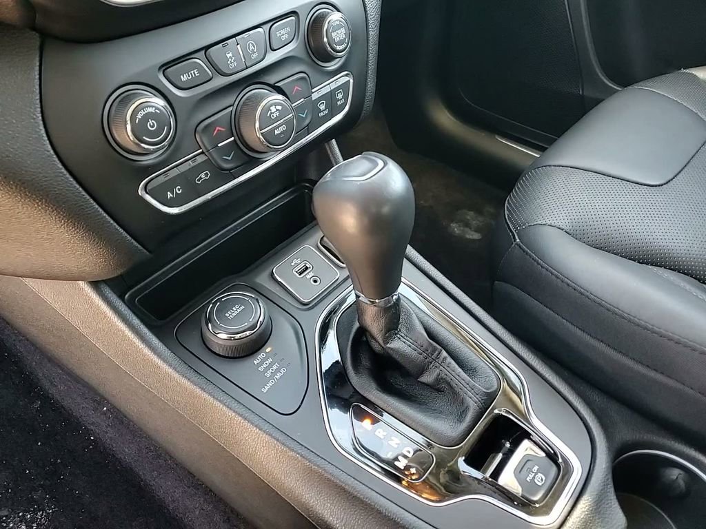 Used 2019 Jeep Cherokee Limited image 31