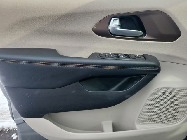 Used 2017 Chrysler Pacifica Touring image 12