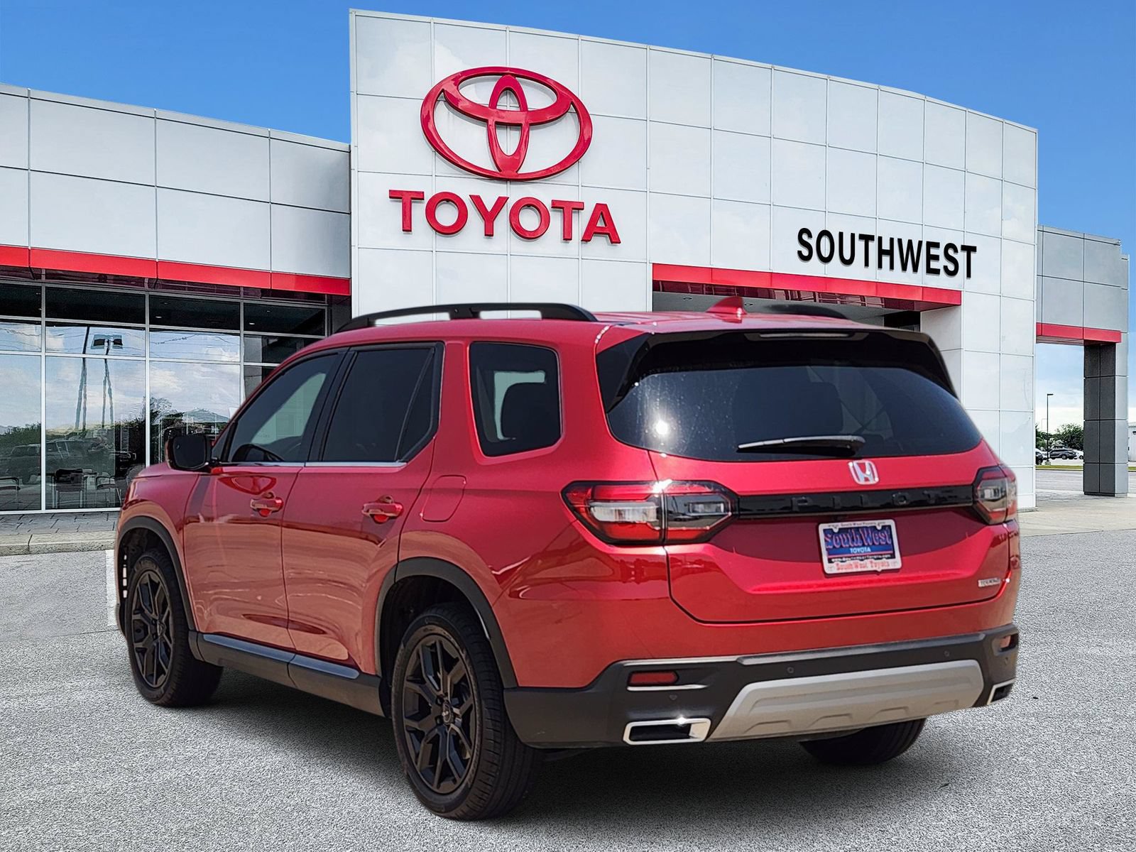 Used 2025 Honda Pilot Touring image 4