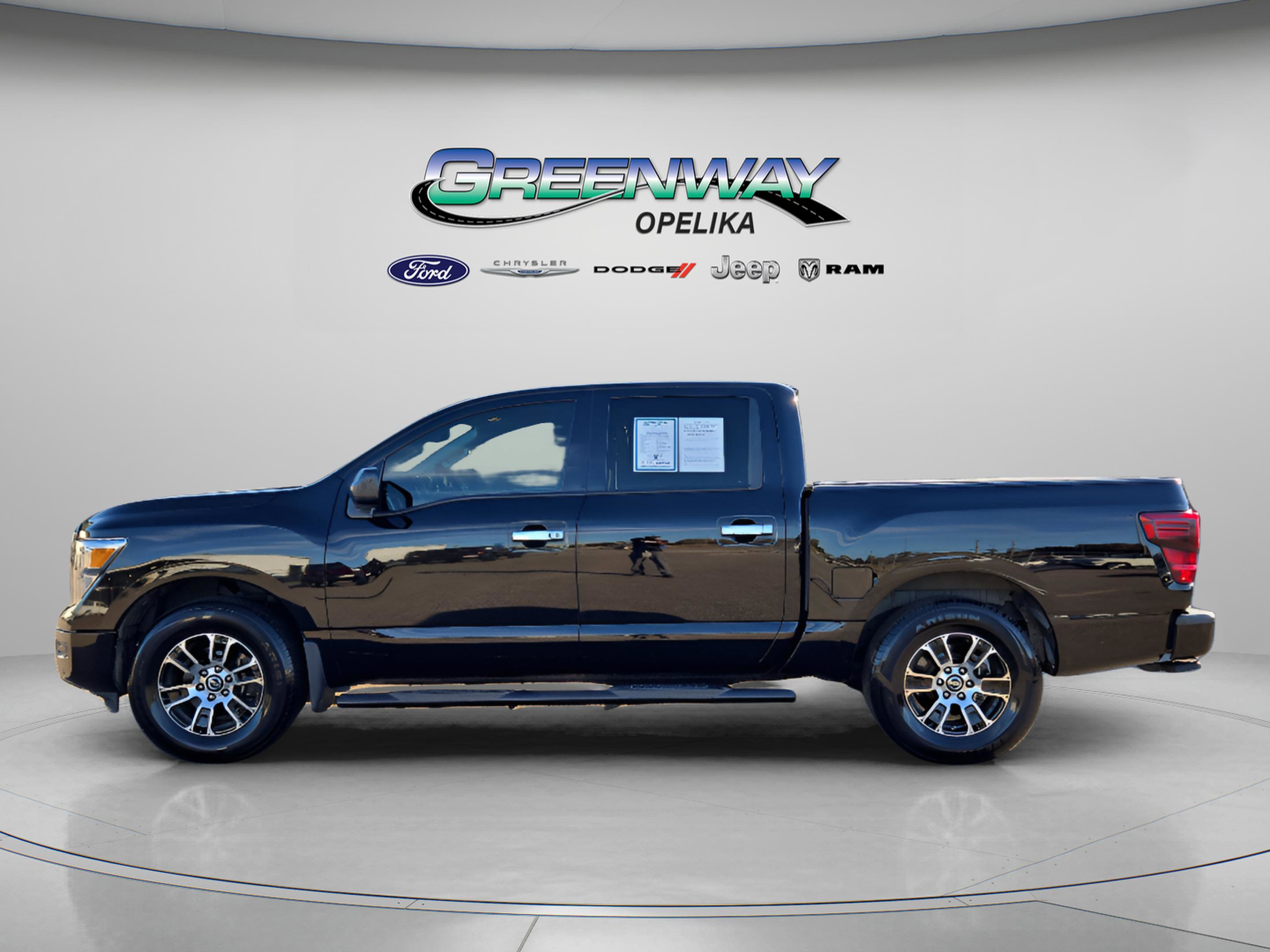 Used 2021 Nissan Titan SV w/ SV Convenience Package image 3