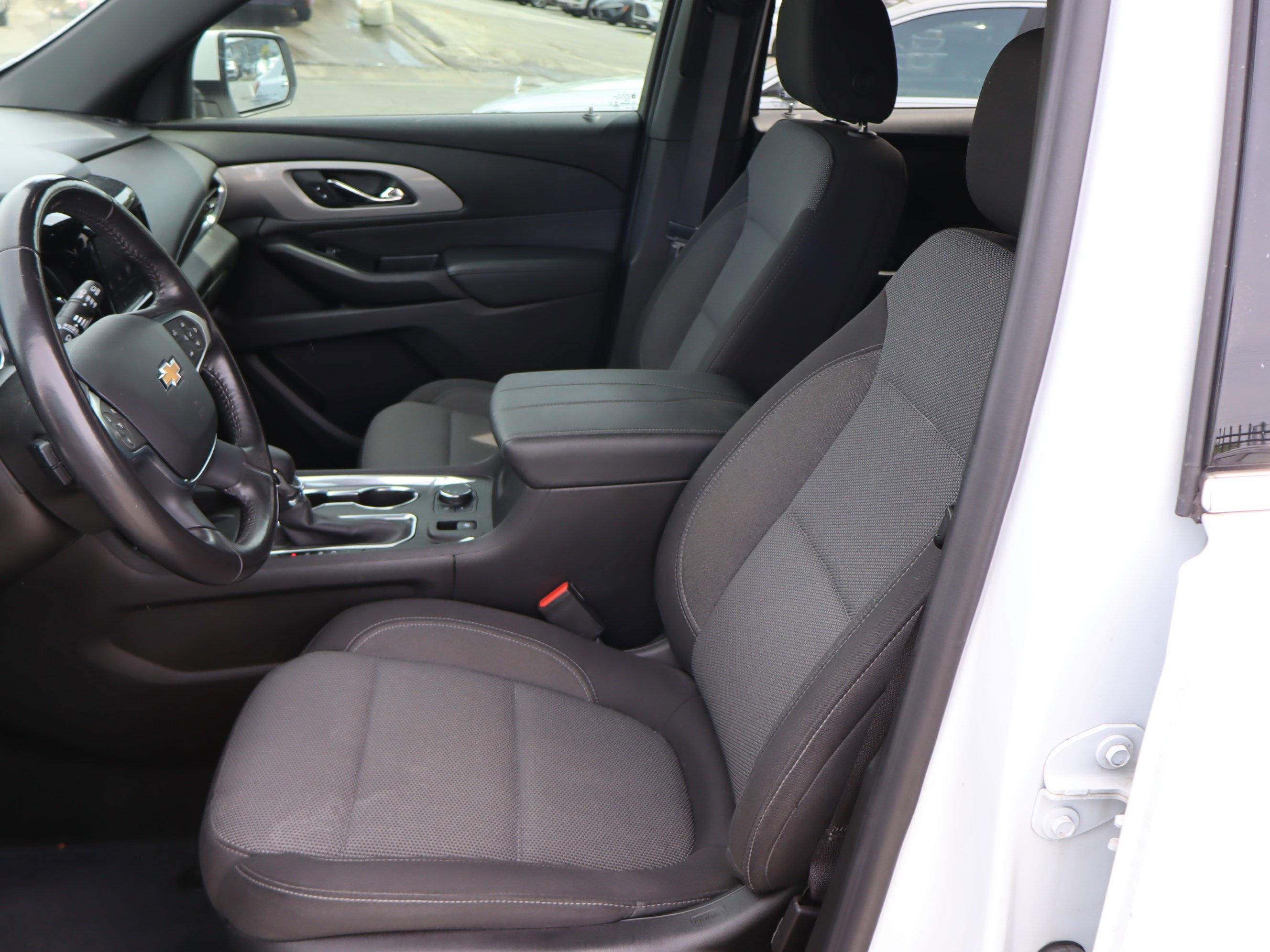 Used 2022 Chevrolet Traverse LT FWD image 18