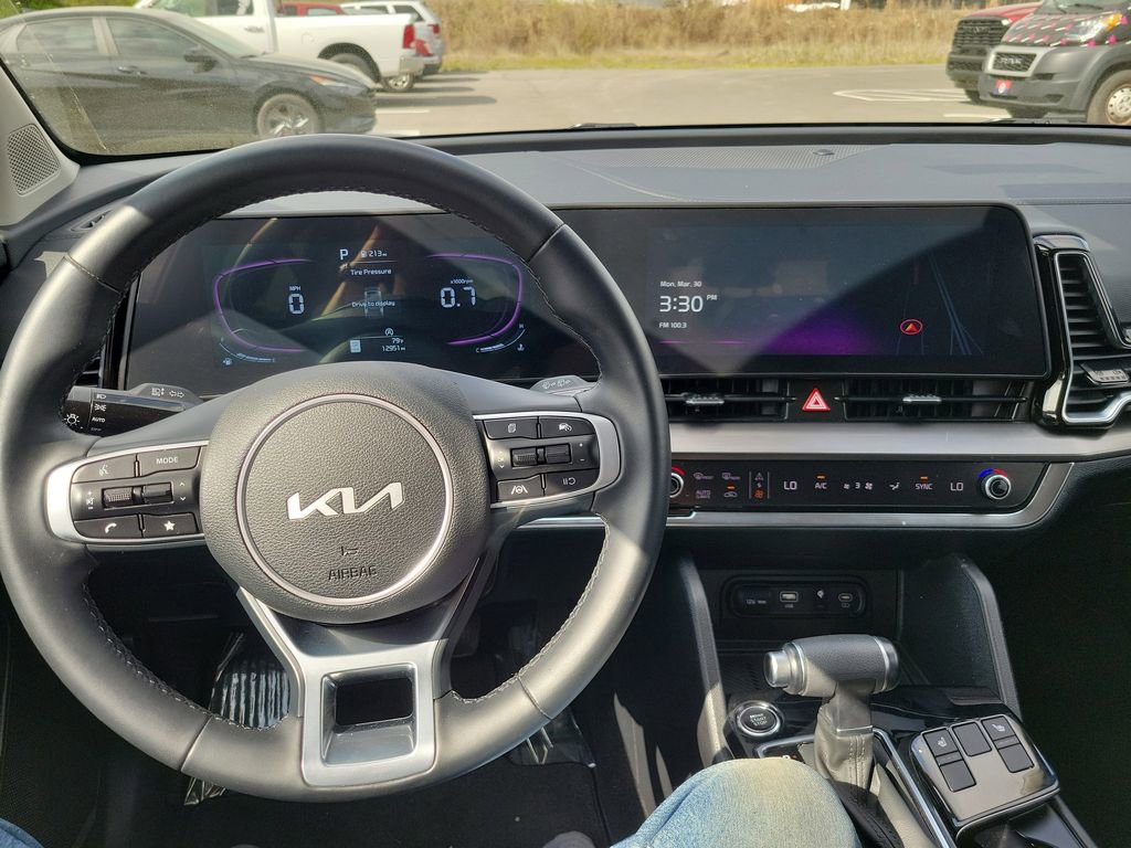 Used 2025 Kia Sportage EX FWD image 13