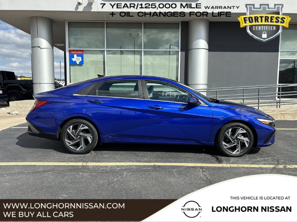 Used 2025 Hyundai Elantra Limited FWD image 2