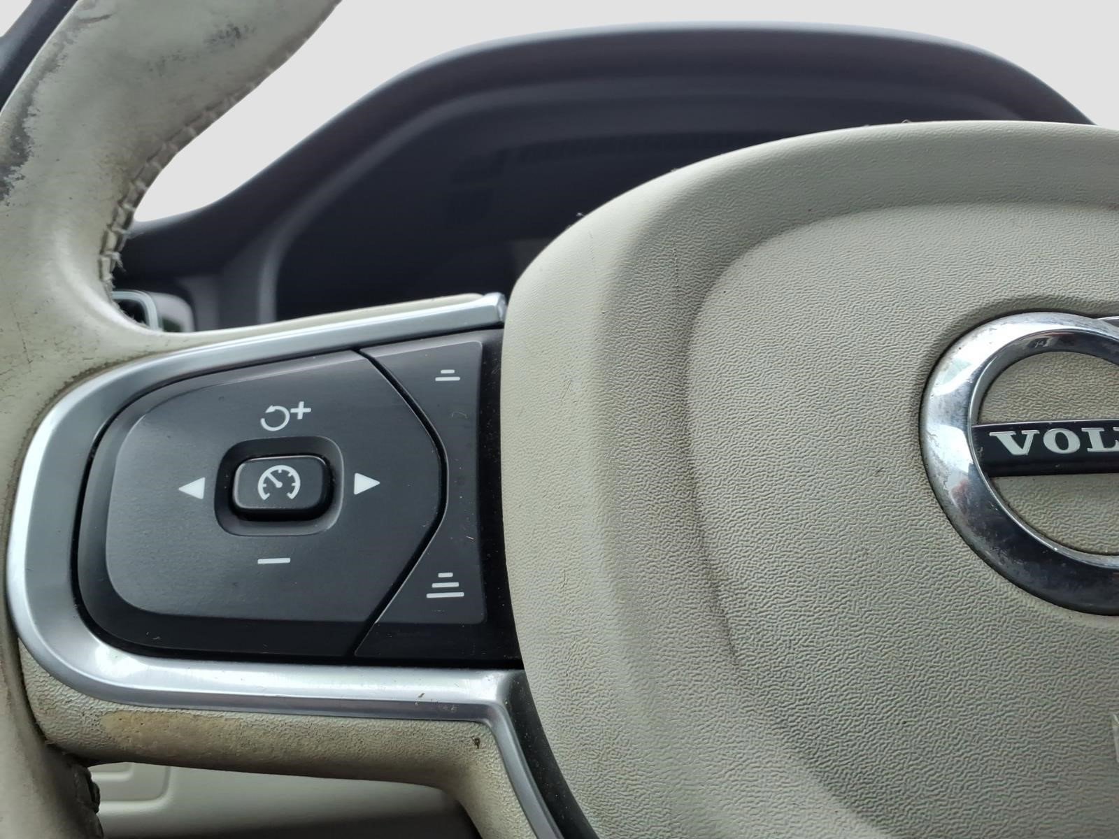 Used 2018 Volvo XC60 T6 Momentum w/ Convenience Package image 23