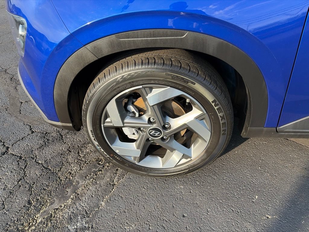 Used 2025 Hyundai Venue SEL FWD image 12