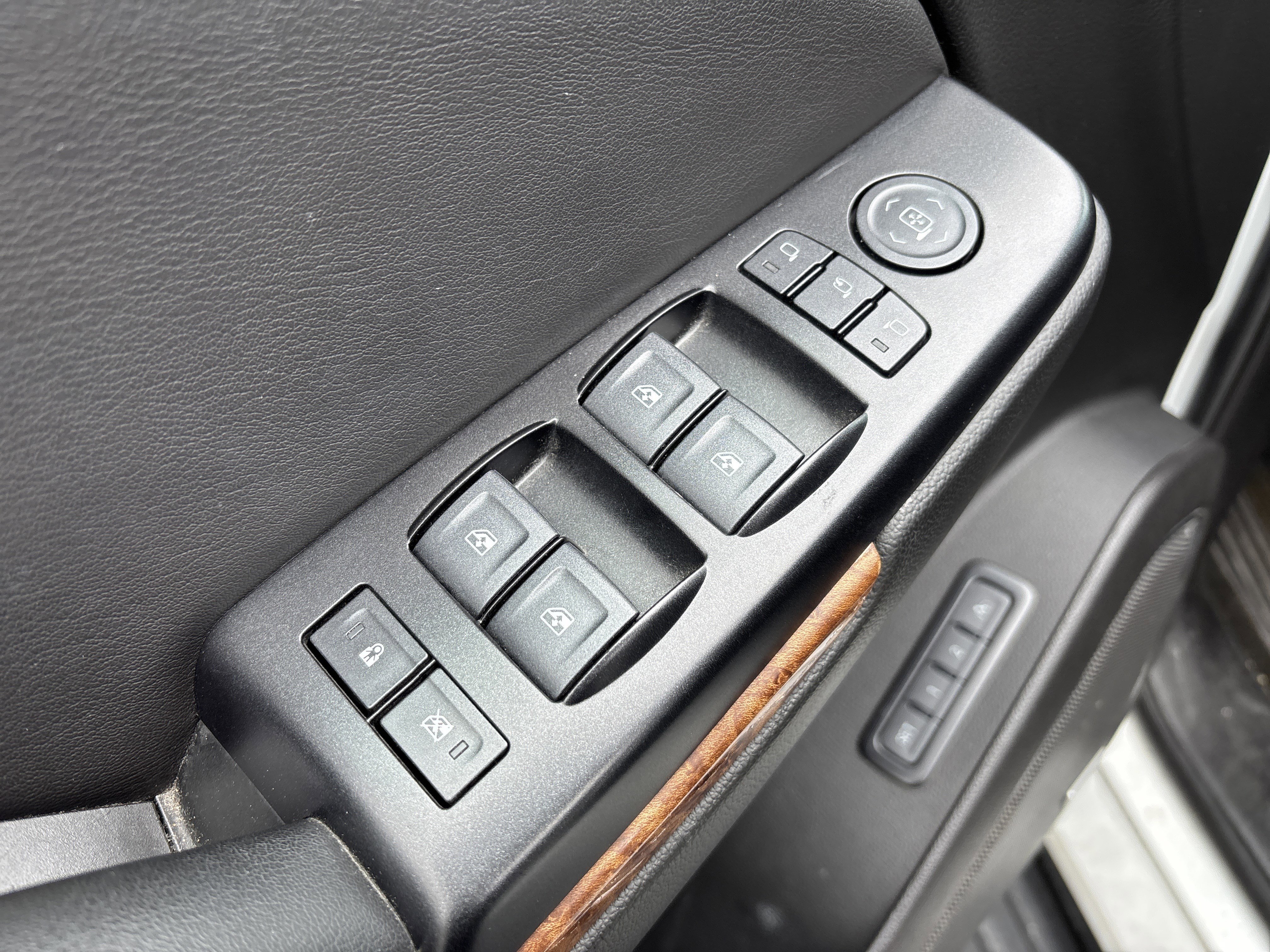 Used 2018 Chevrolet Suburban Premier RWD image 14