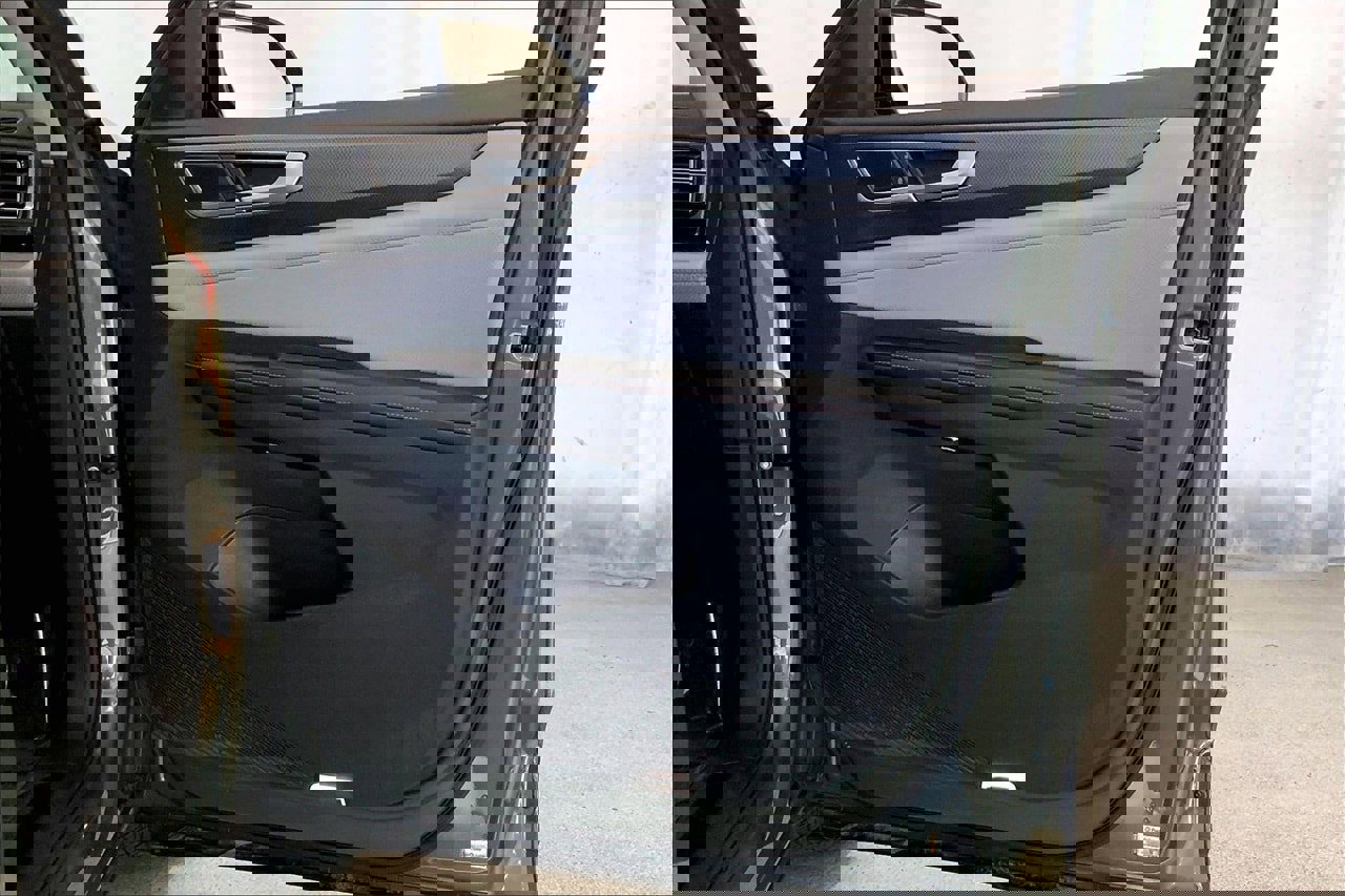 Used 2024 Volkswagen Atlas Peak Edition SE image 26