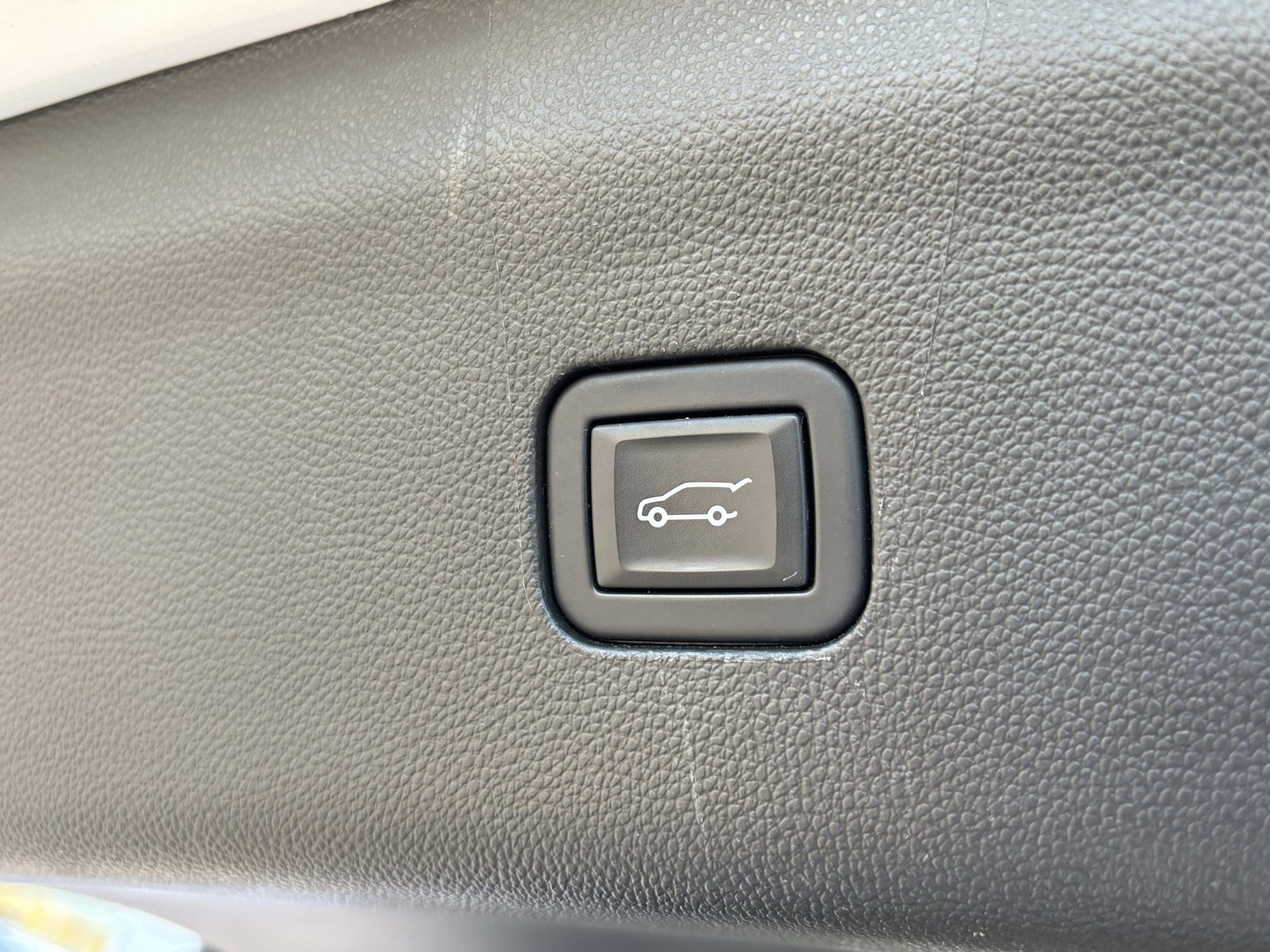 Used 2023 Buick Enclave Essence image 18