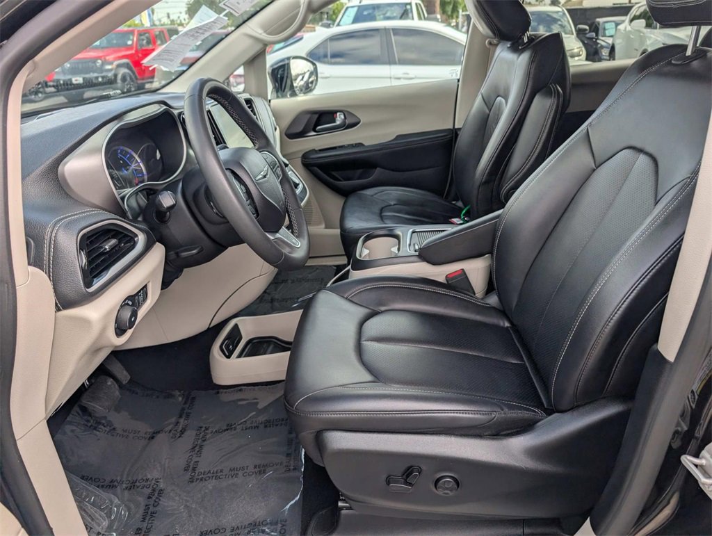 Used 2024 Chrysler Pacifica Select image 24