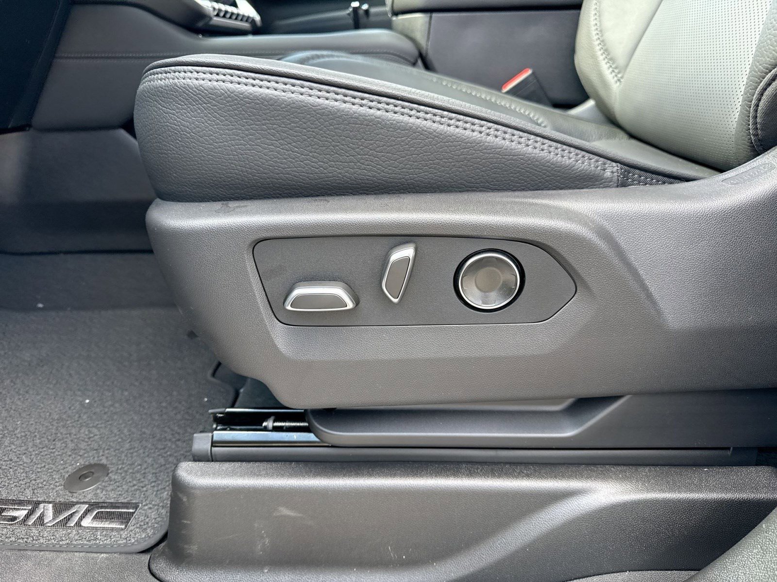 New 2026 GMC Yukon XL Denali w/ Denali Reserve Package image 14