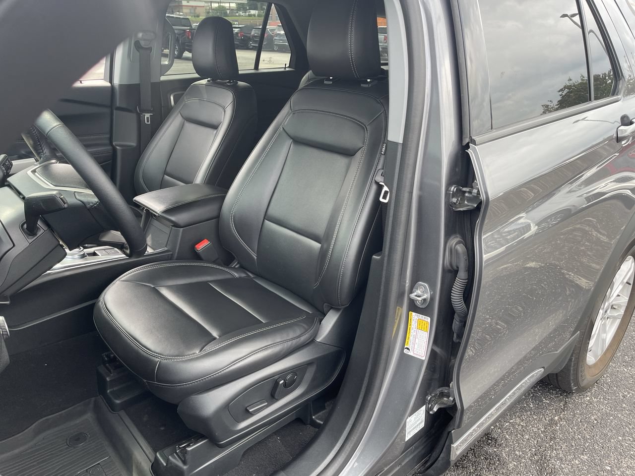 Used 2024 Ford Explorer XLT w/ Equipment Group 202A AWD/4WD image 18