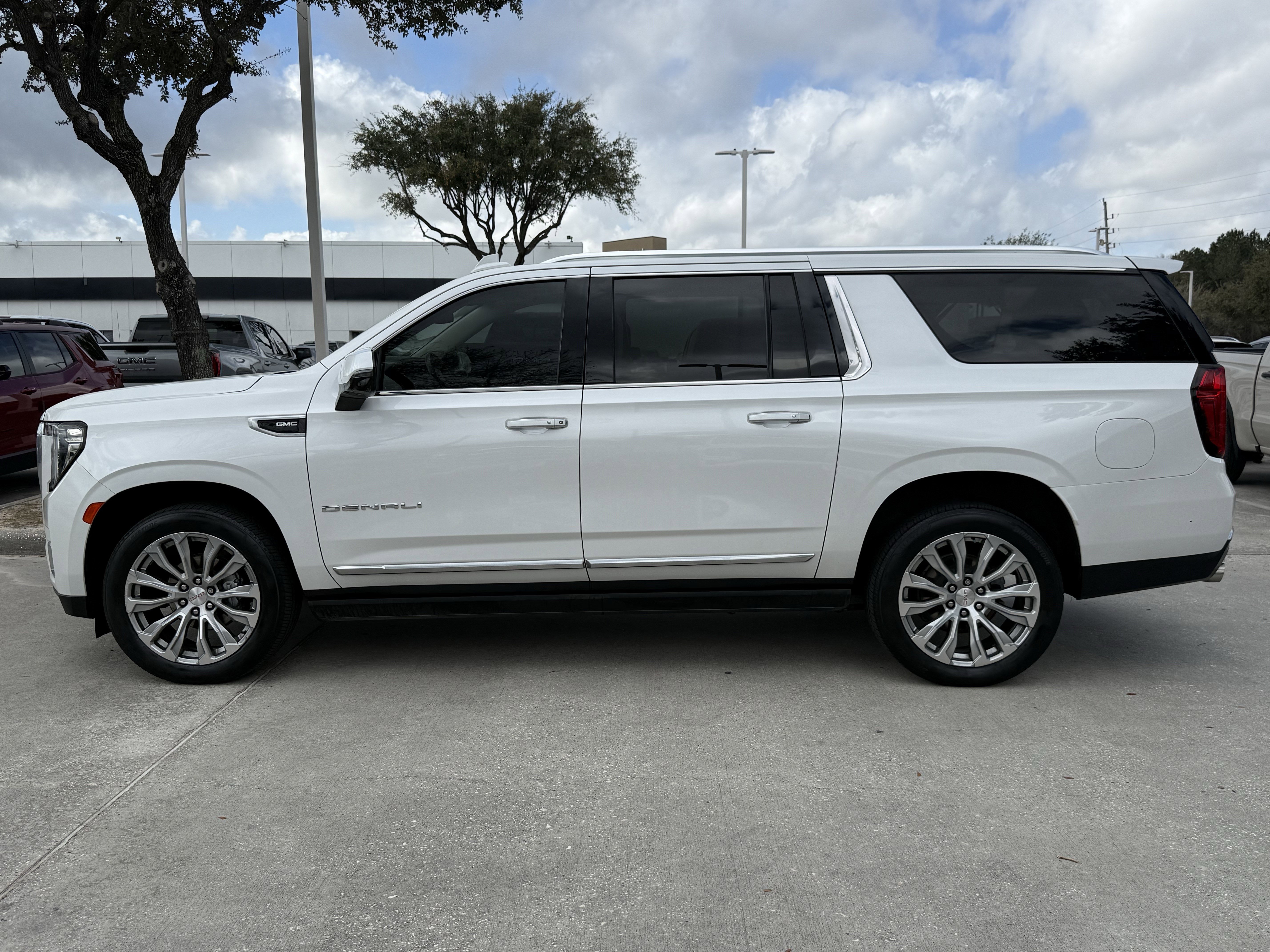 Used 2022 GMC Yukon XL Denali image 8