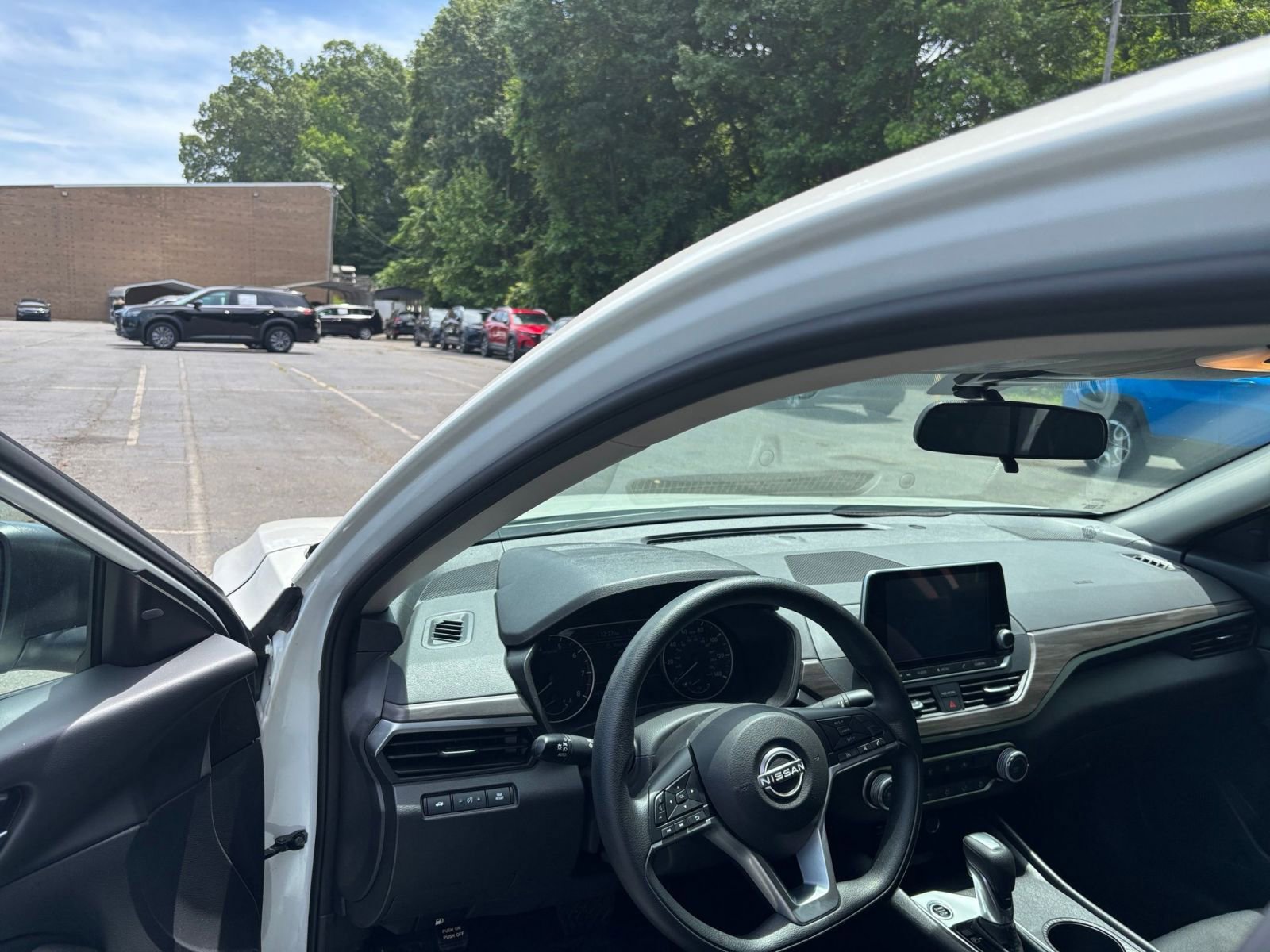 Used 2025 Nissan Altima 2.5 SV FWD image 34