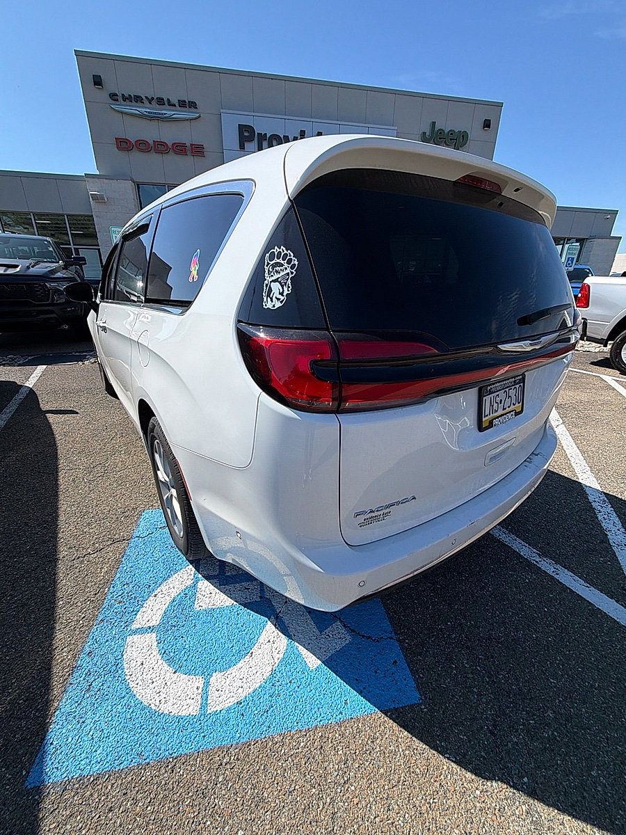Used 2024 Chrysler Pacifica Touring-L w/ Uconnect Theater Family Group AWD/4WD image 8