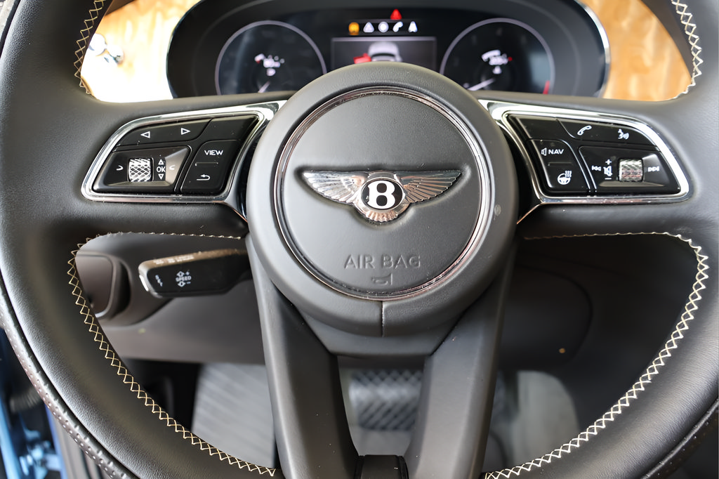Used 2022 Bentley Bentayga AWD/4WD image 23