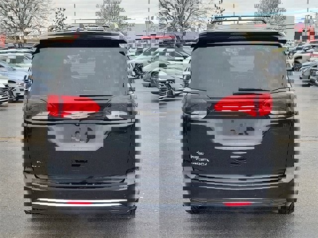 Used 2019 Chrysler Pacifica Touring-L w/ Advanced Safetytec Group image 11