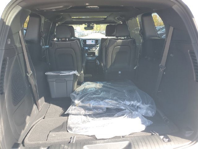 New 2027 Chrysler Pacifica Limited w/ Family Tech Group AWD/4WD image 8