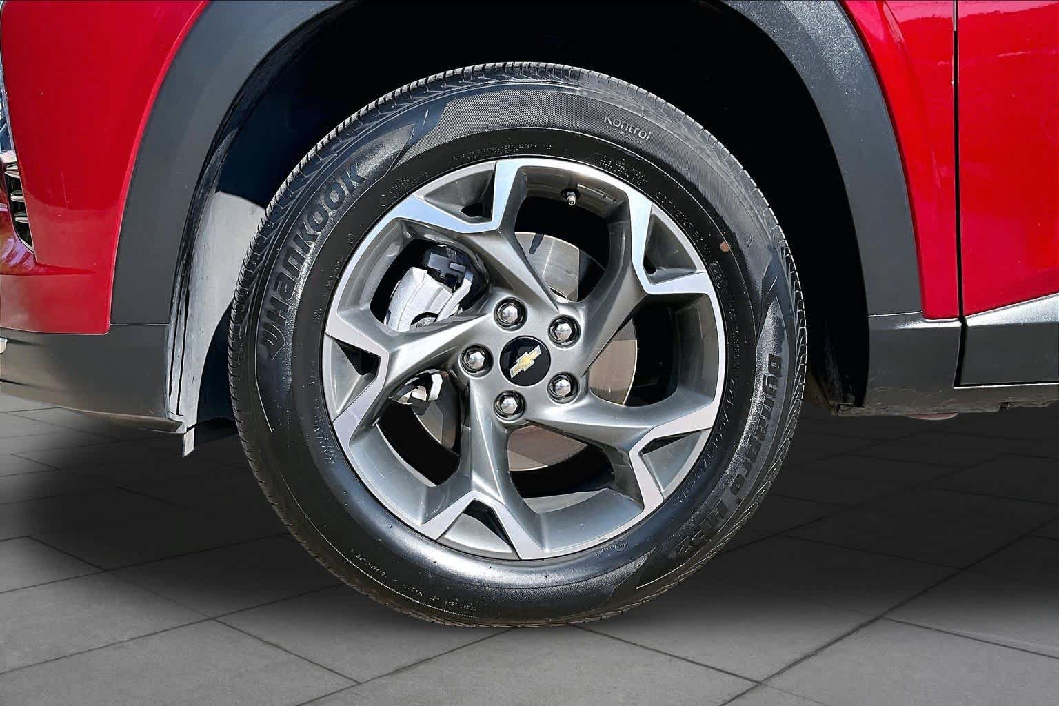 Used 2025 Chevrolet Trax LT w/ LT Convenience Package FWD image 11