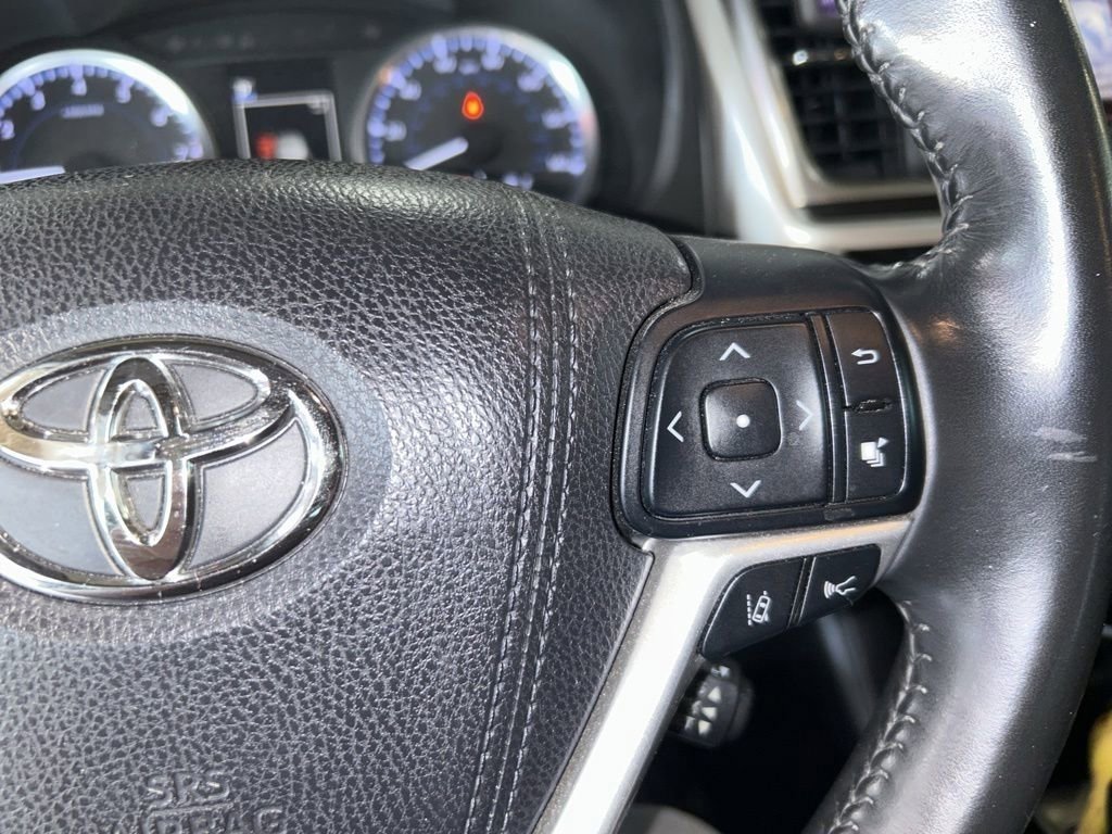 Used 2017 Toyota Highlander Plus AWD/4WD image 9