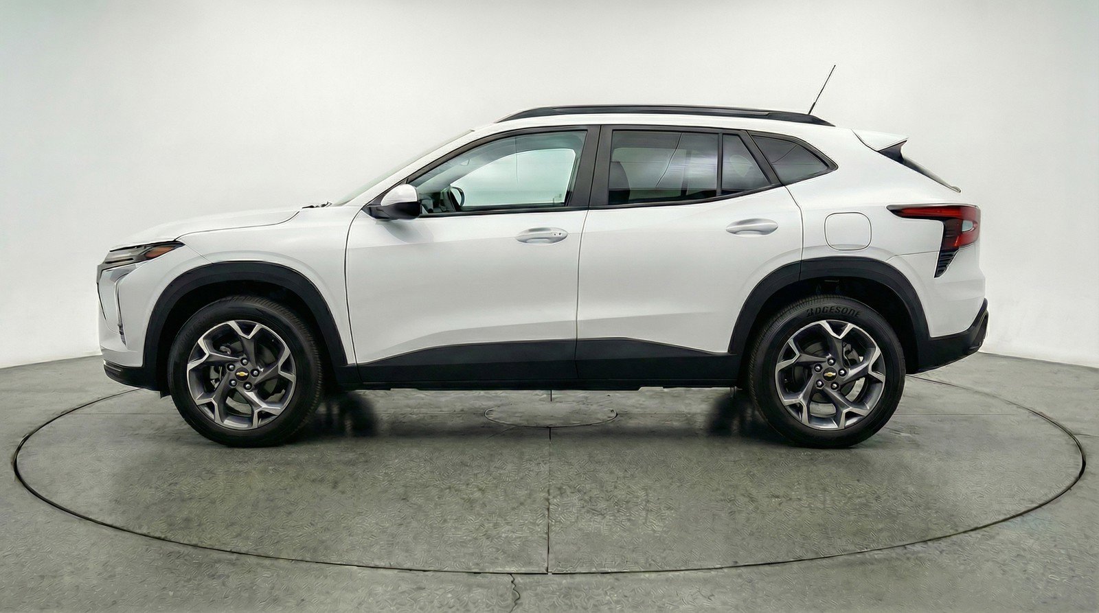 Used 2025 Chevrolet Trax LT w/ LT Convenience Package FWD image 5