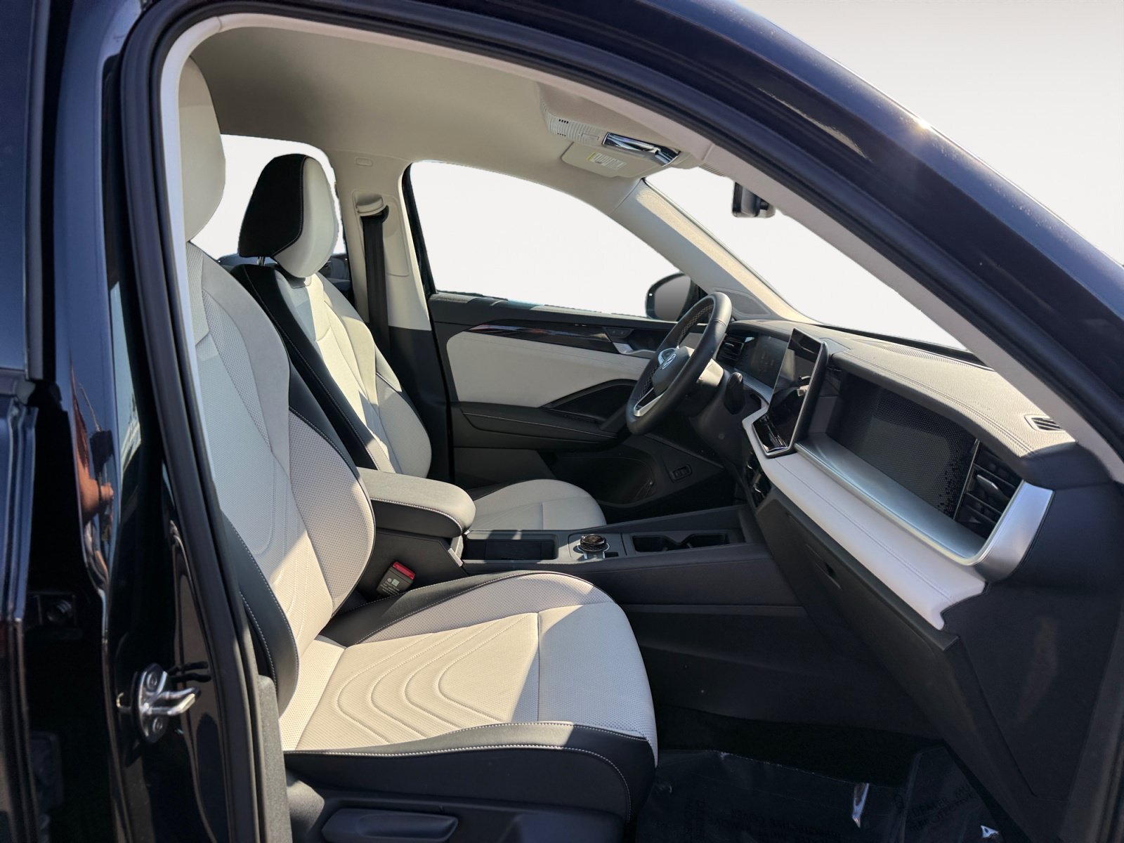 Certified 2025 Volkswagen Tiguan SE AWD/4WD image 19