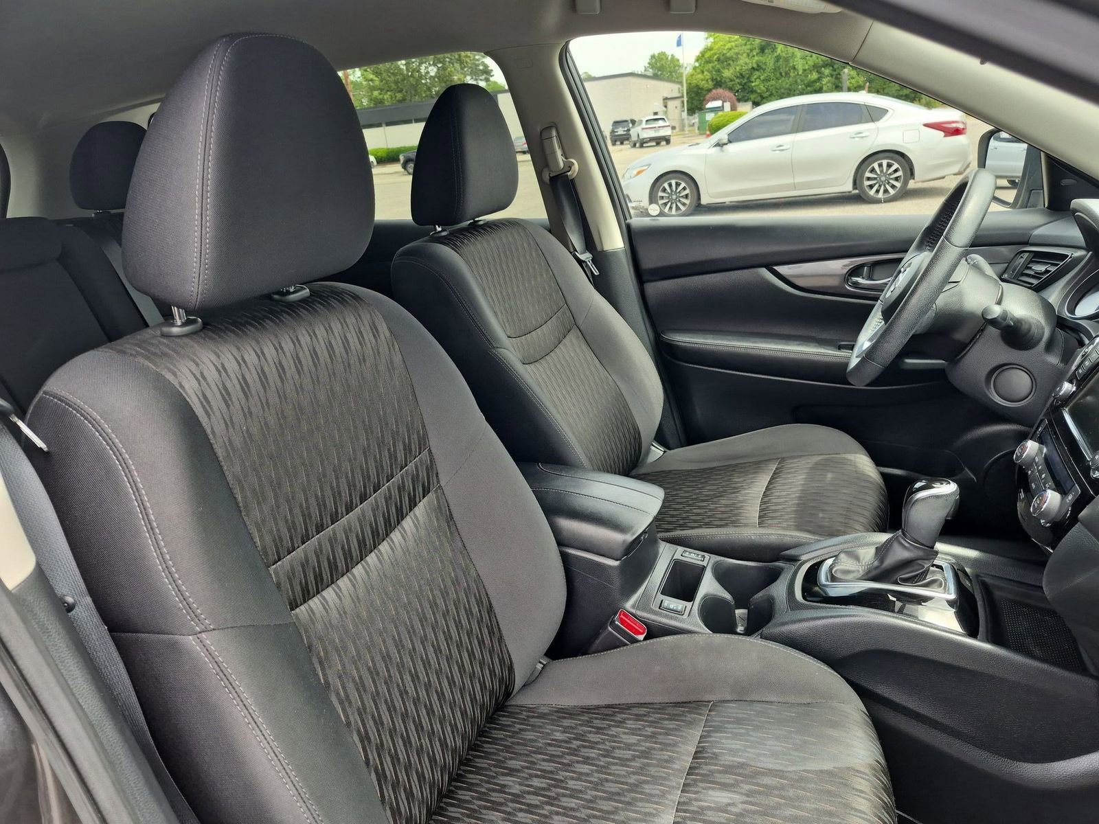 Used 2020 Nissan Rogue SV FWD image 28