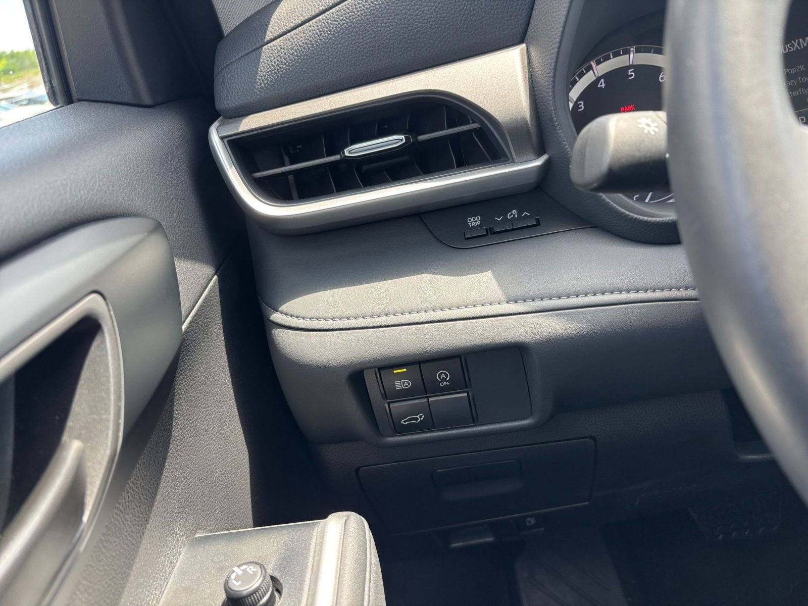 Used 2025 Toyota Highlander LE FWD image 36