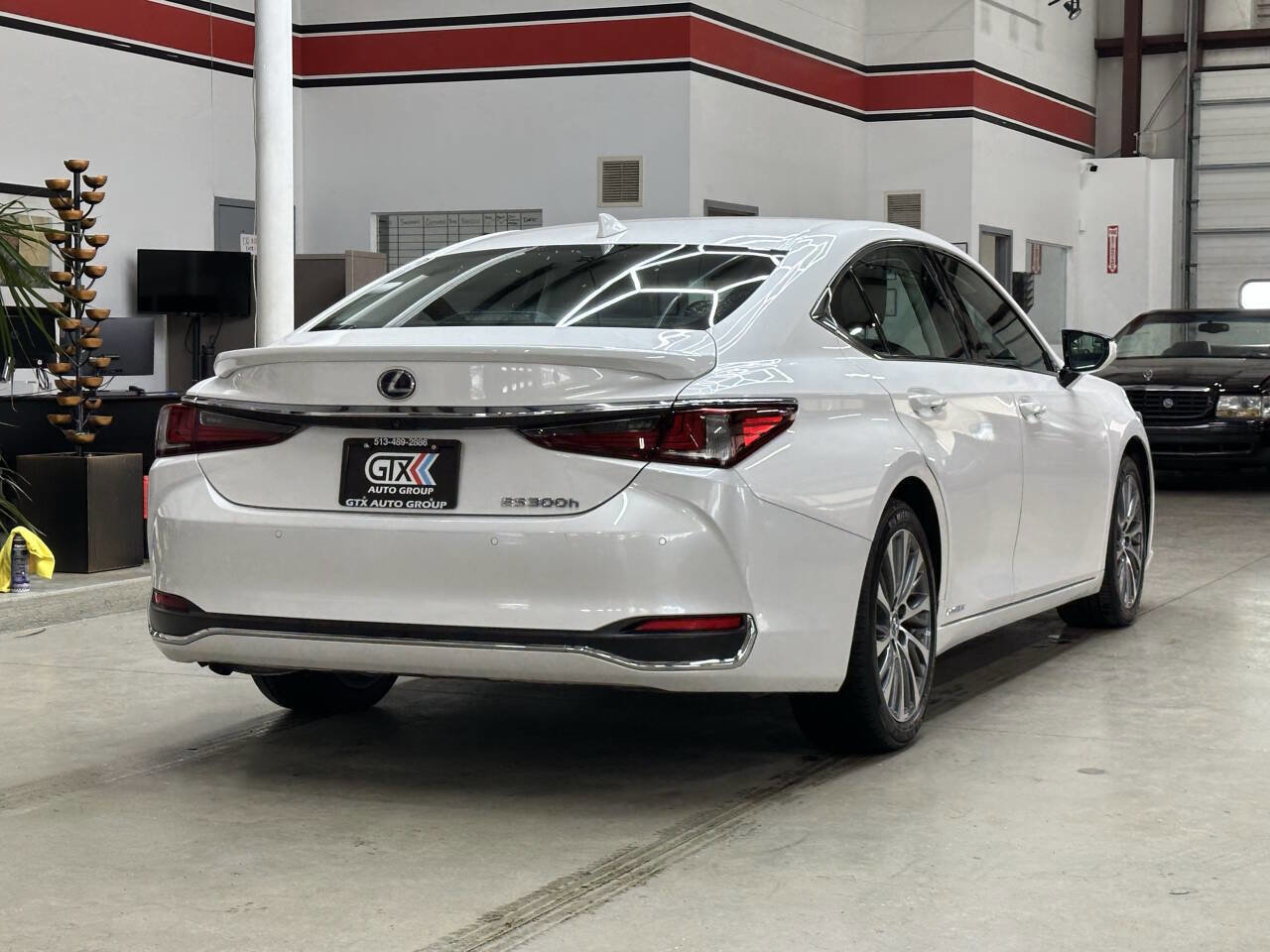 Used 2019 Lexus ES 300h w/ Premium Package image 2