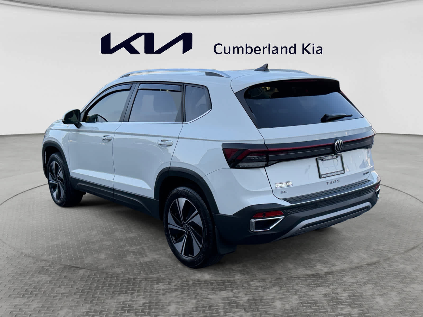 Used 2025 Volkswagen Taos SE w/ Panoramic Sunroof Package AWD/4WD image 3