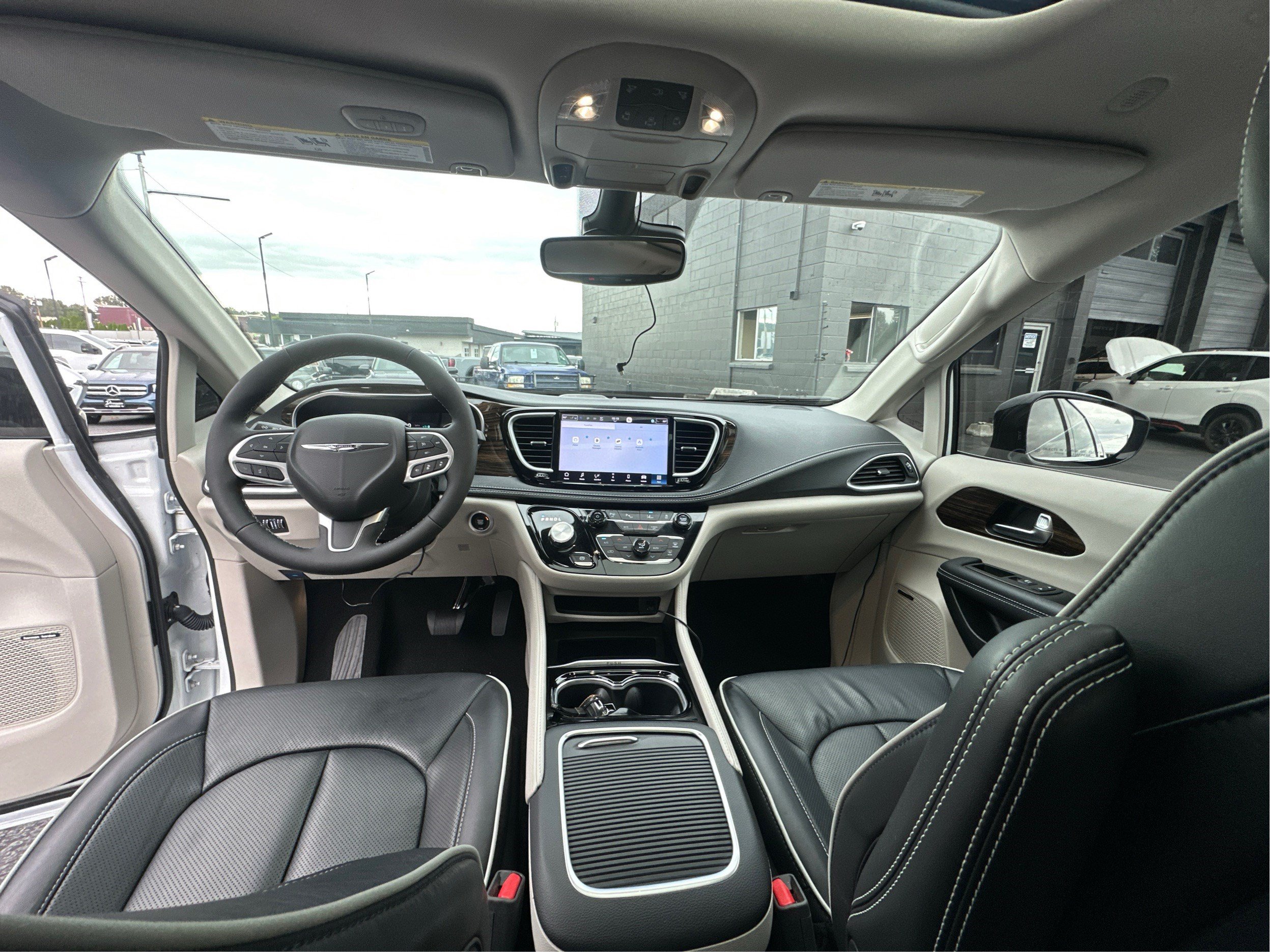 Used 2023 Chrysler Pacifica Limited w/ Uconnect Theater Family Group FWD image 32