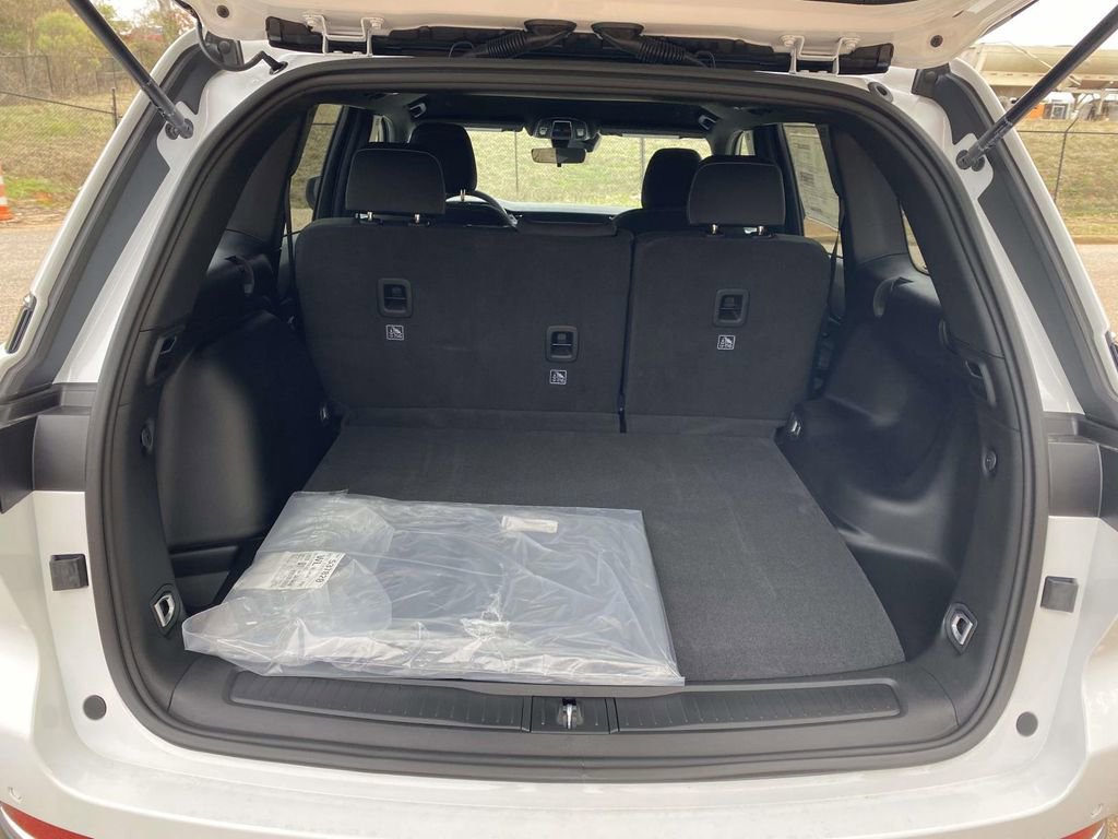 New 2025 Jeep Grand Cherokee Laredo w/ MOPAR Finishing Package image 34