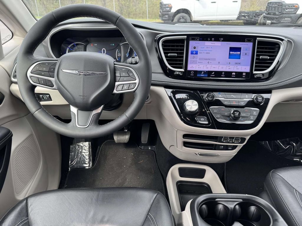 Used 2022 Chrysler Pacifica Touring-L FWD image 17