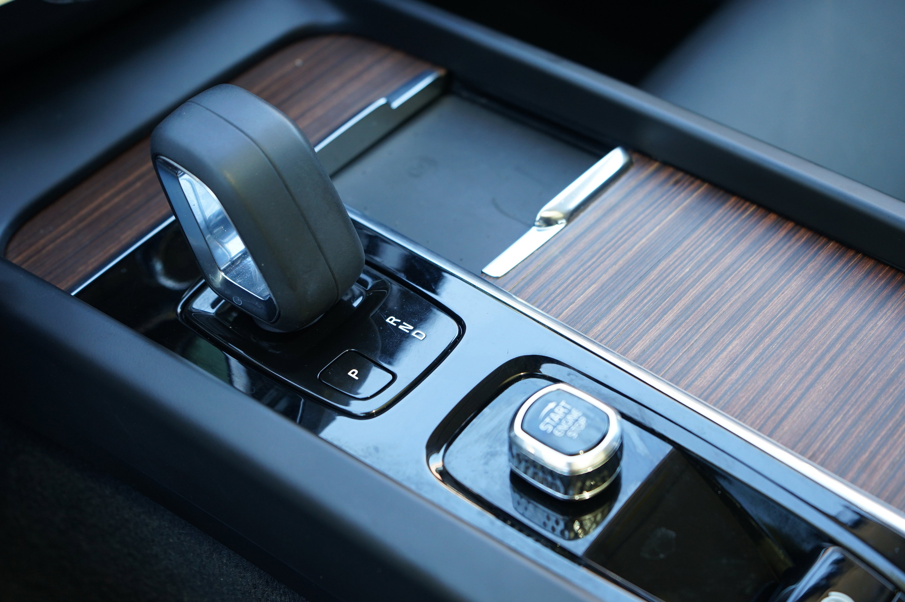 Used 2022 Volvo XC60 B5 Momentum image 28