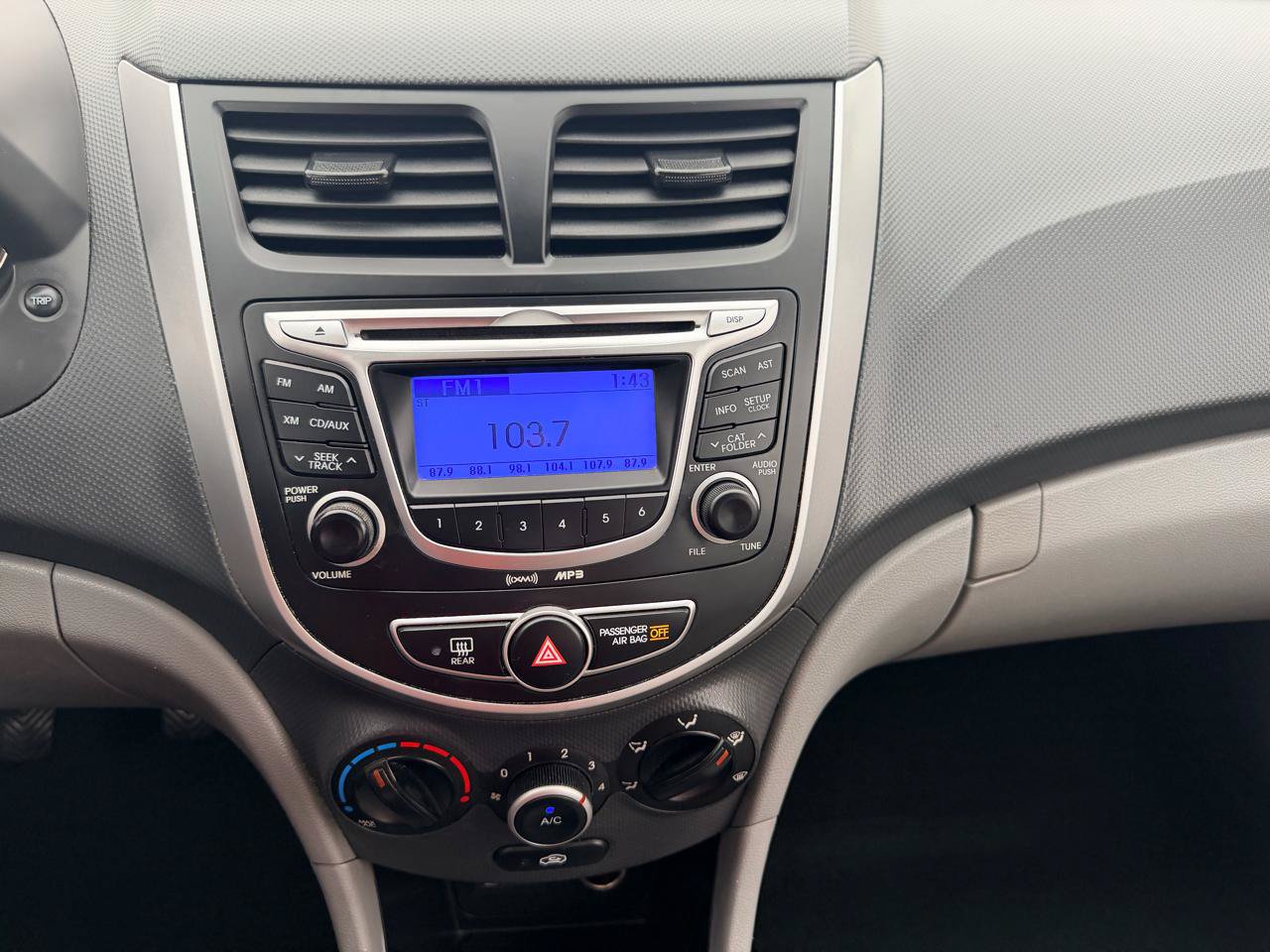 Used 2013 Hyundai Accent GLS FWD image 16