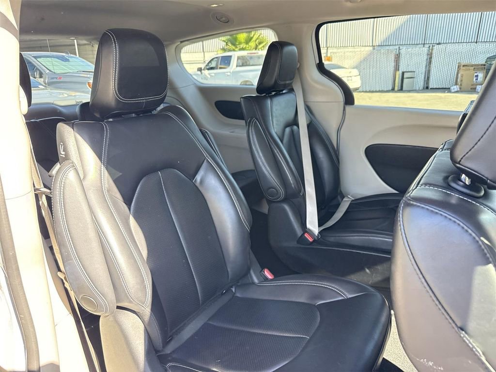 Used 2023 Chrysler Pacifica Touring-L image 24