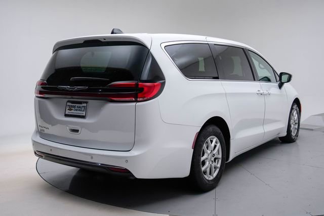 Used 2024 Chrysler Pacifica Touring-L image 7