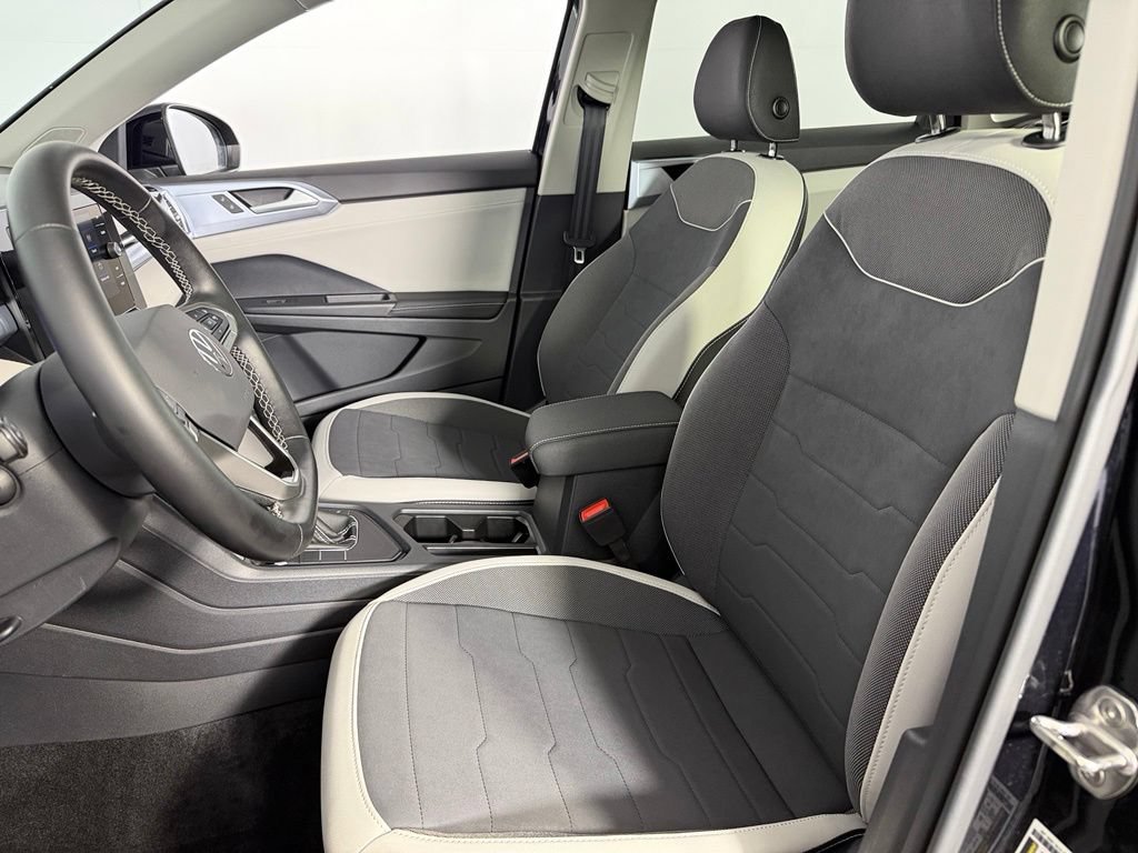 Used 2025 Volkswagen Taos SE w/ Panoramic Sunroof Package FWD image 22