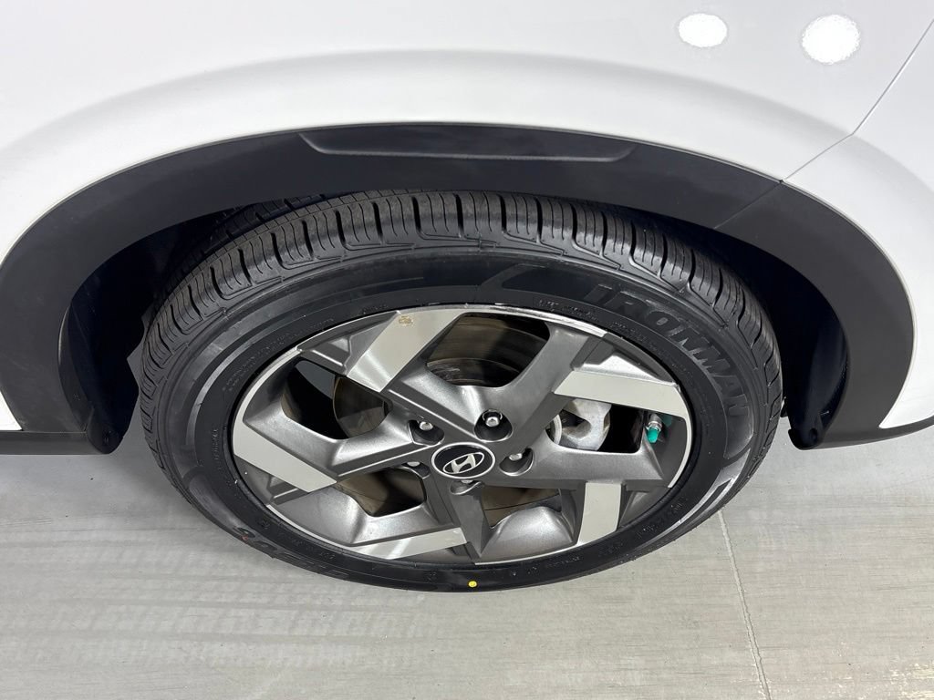 Used 2025 Hyundai Venue SEL FWD image 11