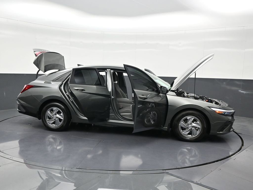 Used 2024 Hyundai Elantra SE image 32