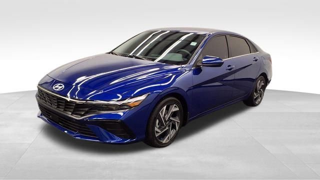 Used 2025 Hyundai Elantra SEL image 3