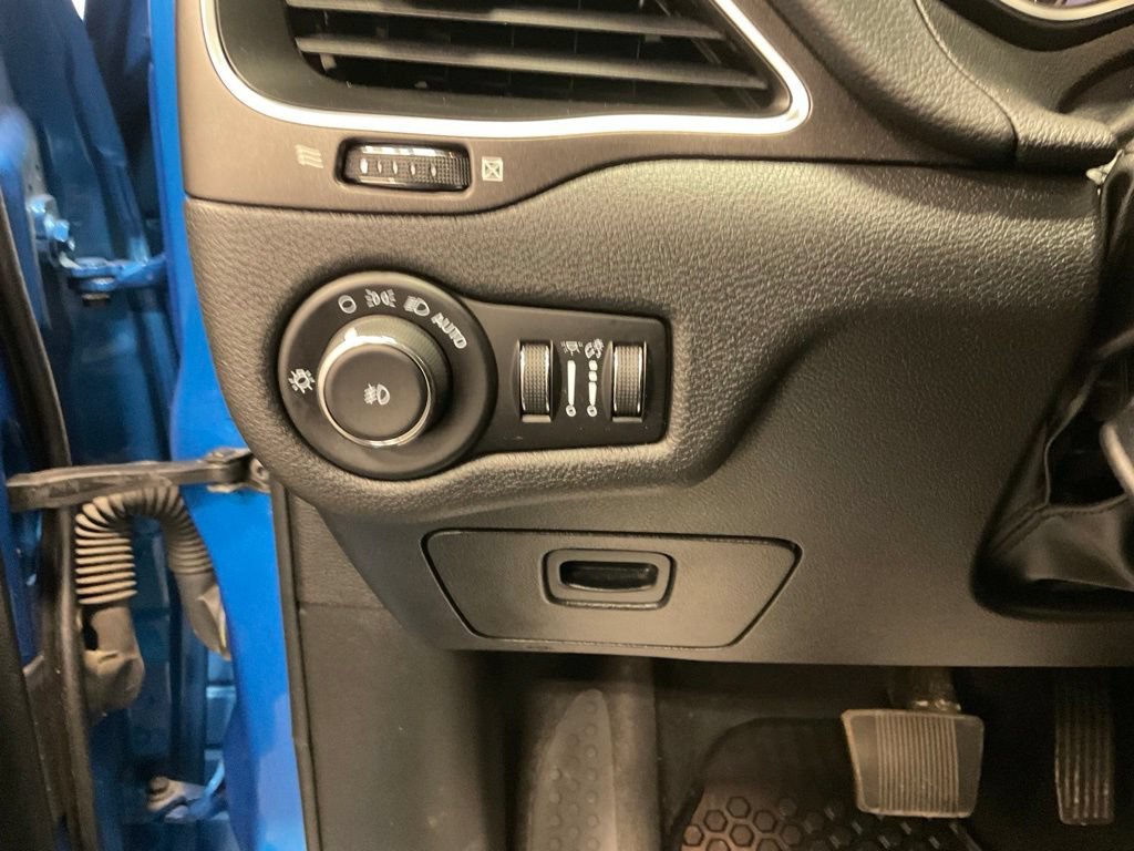 Used 2021 Jeep Cherokee Trailhawk AWD/4WD image 14